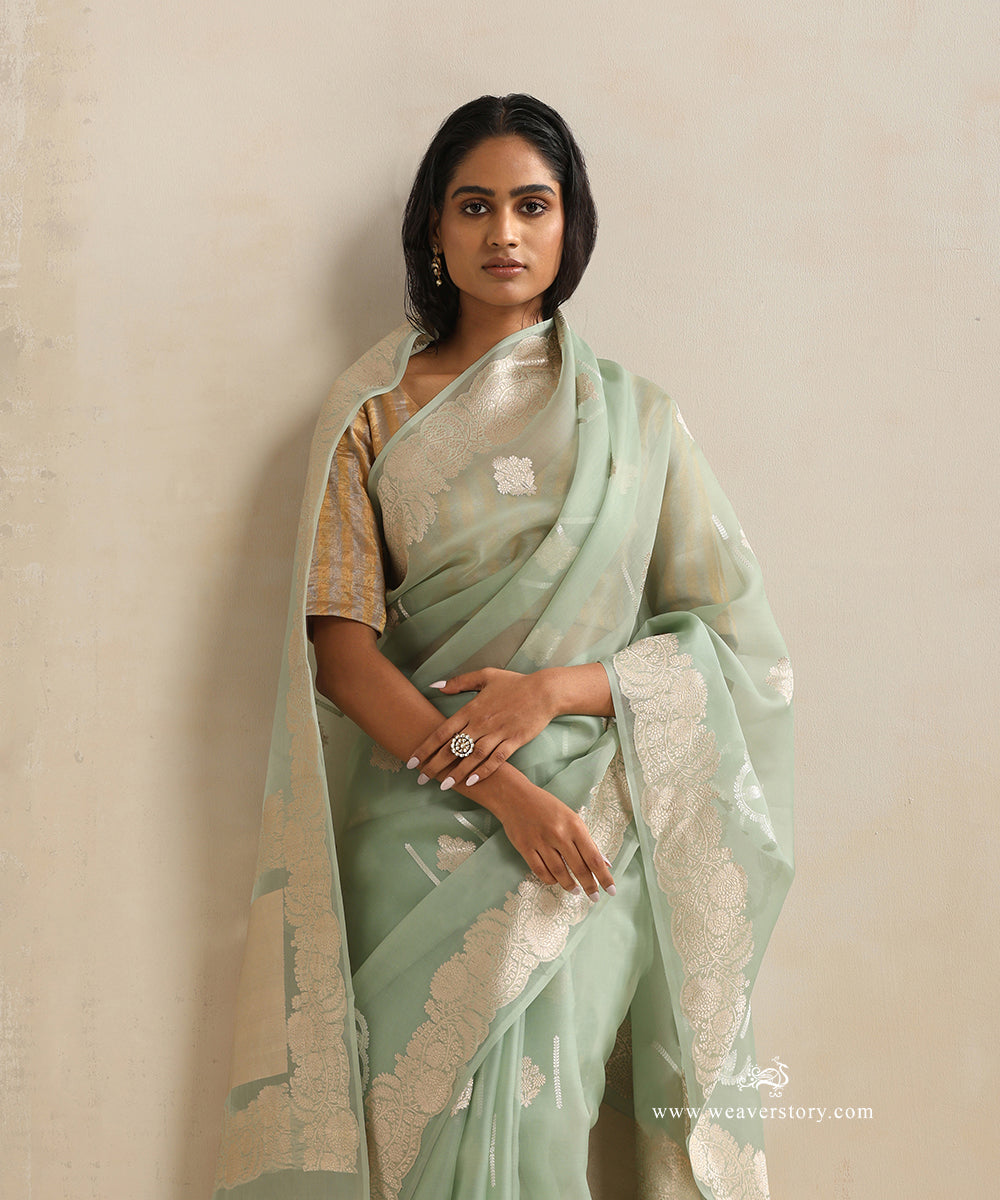 Handloom_Pastel_Green_Pure_Soft_Kora_Silk_Banarasi_Saree_With_Floral_Boota_And_Gold_Scallop_Border_WeaverStory_01