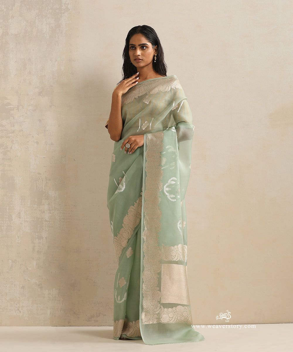 Handloom_Pastel_Green_Pure_Soft_Kora_Silk_Banarasi_Saree_With_Floral_Boota_And_Gold_Scallop_Border_WeaverStory_02