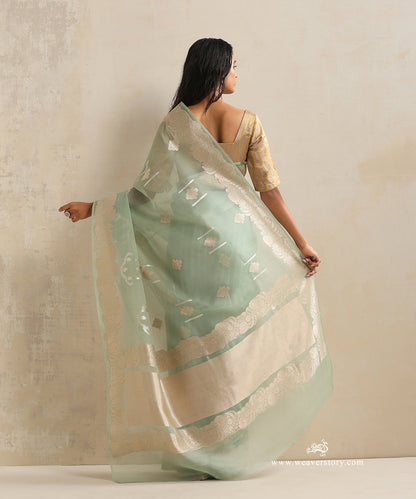 Handloom_Pastel_Green_Pure_Soft_Kora_Silk_Banarasi_Saree_With_Floral_Boota_And_Gold_Scallop_Border_WeaverStory_03