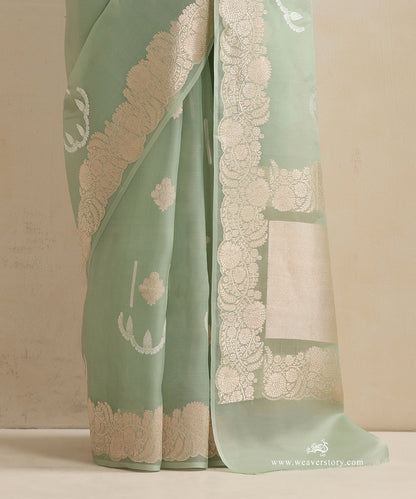 Handloom_Pastel_Green_Pure_Soft_Kora_Silk_Banarasi_Saree_With_Floral_Boota_And_Gold_Scallop_Border_WeaverStory_04