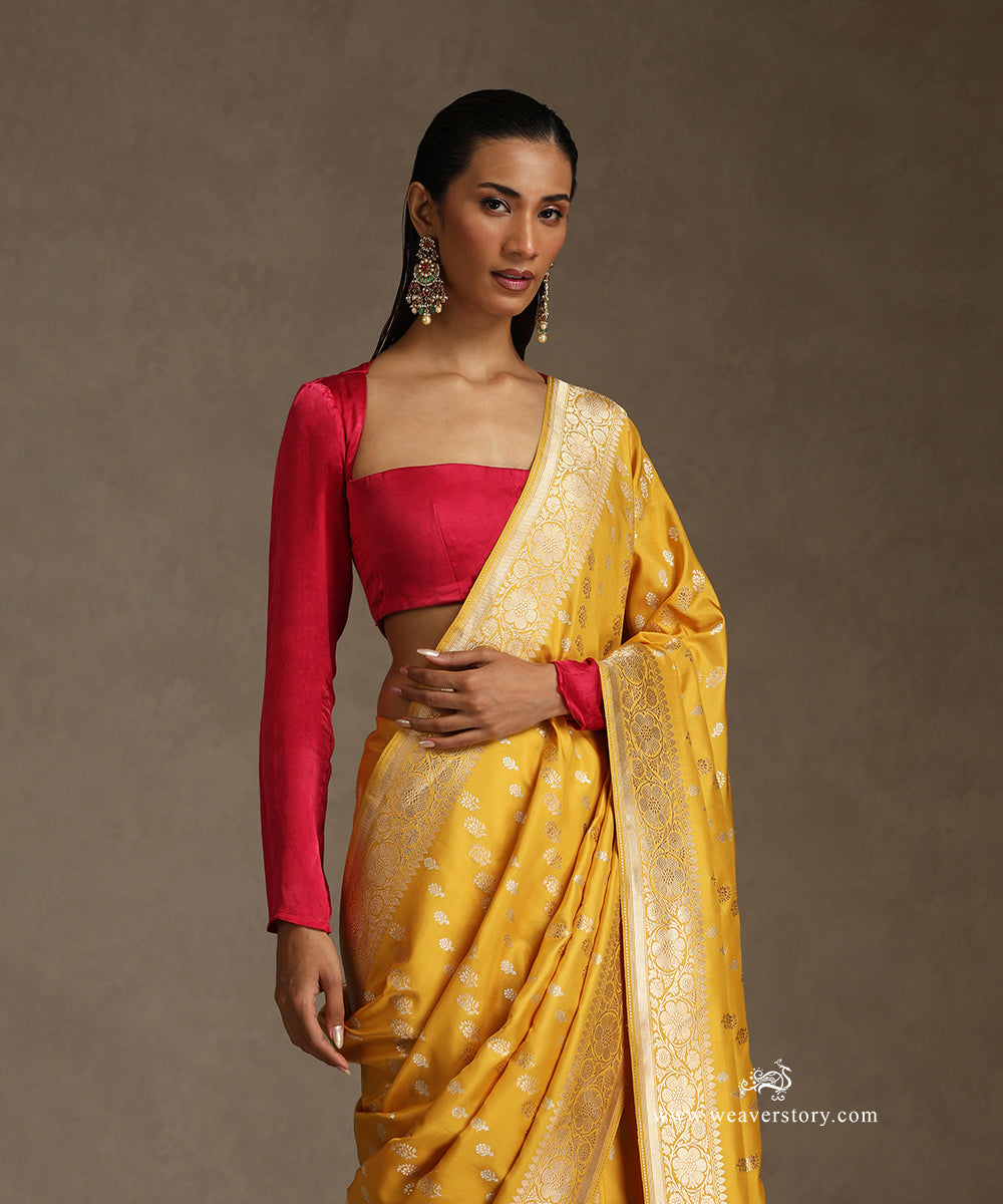 Mustard_Handloom_Pure_Katan_Silk_Kadhwa_Banarasi_Saree_With_Sona_Rupa_Diagonal_Bel_WeaverStory_01