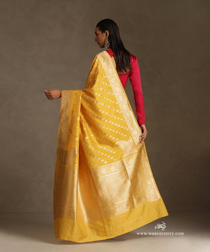 Mustard_Handloom_Pure_Katan_Silk_Kadhwa_Banarasi_Saree_With_Sona_Rupa_Diagonal_Bel_WeaverStory_03