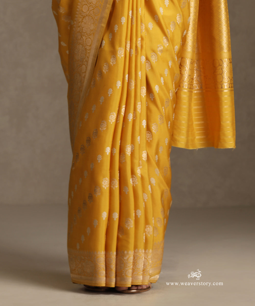 Mustard_Handloom_Pure_Katan_Silk_Kadhwa_Banarasi_Saree_With_Sona_Rupa_Diagonal_Bel_WeaverStory_04