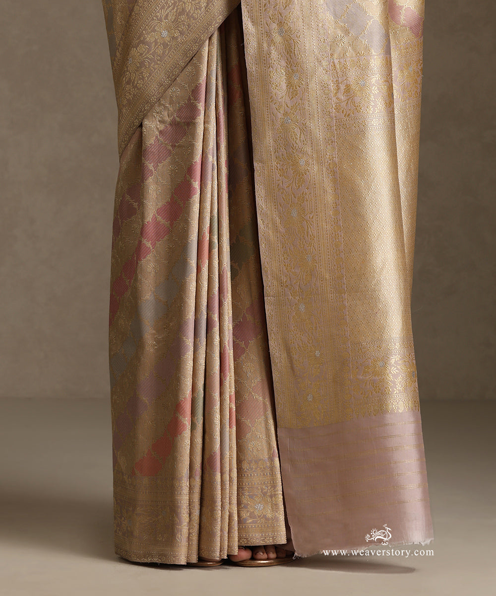 Light_Mauve_Handloom_Pure_Katan_Silk_Banarasi_Saree_With_Rangkaat_Diagonal_Floral_Kadhwa_Bel_WeaverStory_04