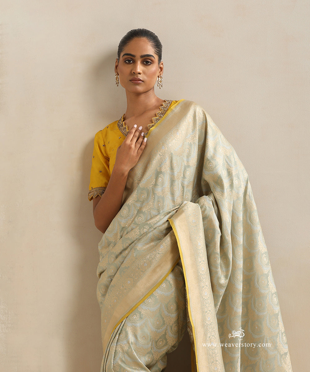 Handloom_Pastel_Green_Pure_Katan_Silk_Cutwork_Banarasi_Saree_With_Gold_And_Silver_Jaal_And_Yellow_Selvedge_WeaverStory_01