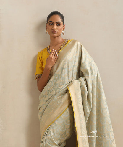 Handloom_Pastel_Green_Pure_Katan_Silk_Cutwork_Banarasi_Saree_With_Gold_And_Silver_Jaal_And_Yellow_Selvedge_WeaverStory_01