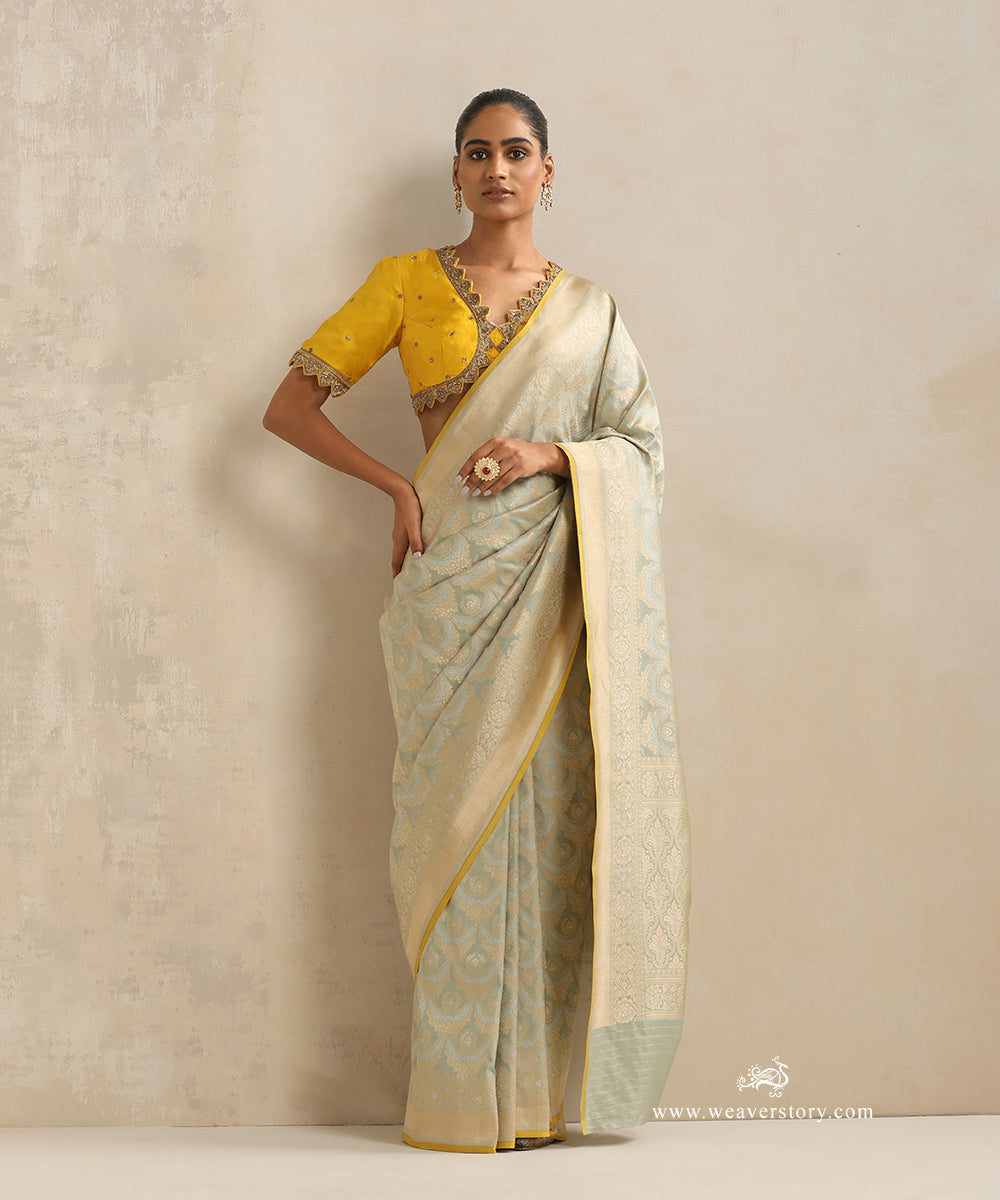 Handloom_Pastel_Green_Pure_Katan_Silk_Cutwork_Banarasi_Saree_With_Gold_And_Silver_Jaal_And_Yellow_Selvedge_WeaverStory_02