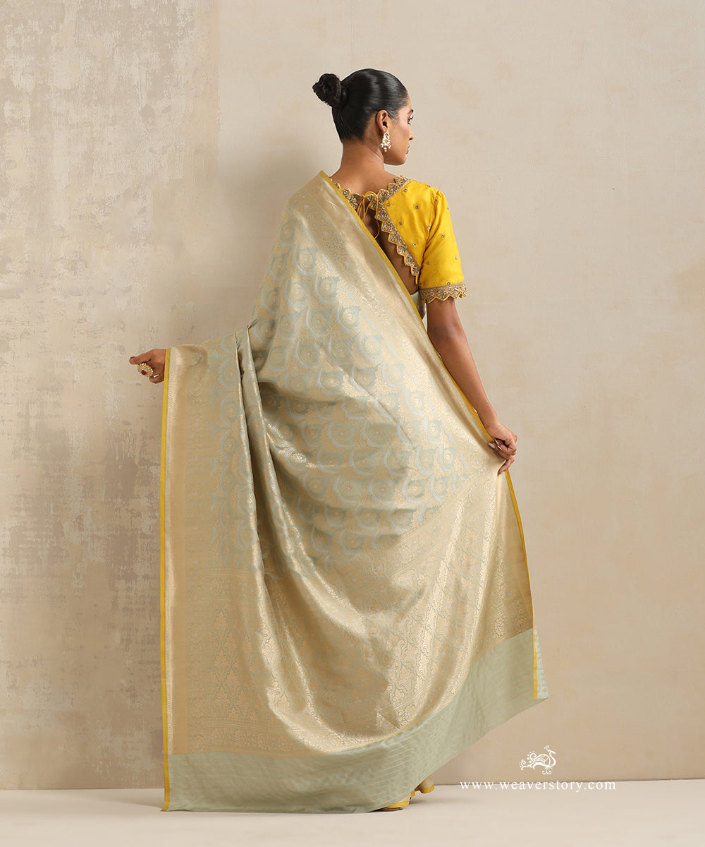 Handloom_Pastel_Green_Pure_Katan_Silk_Cutwork_Banarasi_Saree_With_Gold_And_Silver_Jaal_And_Yellow_Selvedge_WeaverStory_03