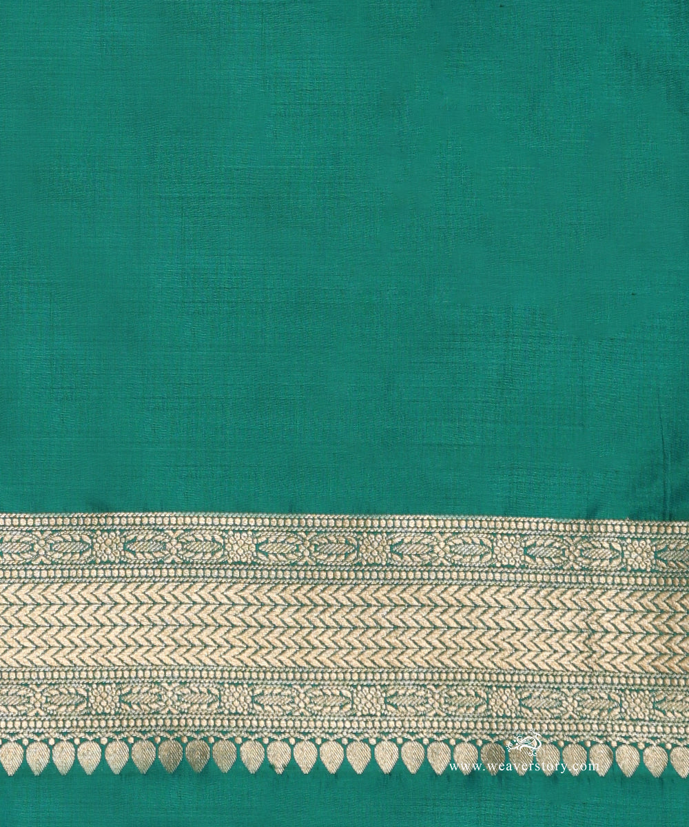 Green_Handloom_Pure_Katan_Silk_Kimkhab_Gold_Zari_Floral_Banarasi_Saree_With_Red_Selvedge_WeaverStory_05