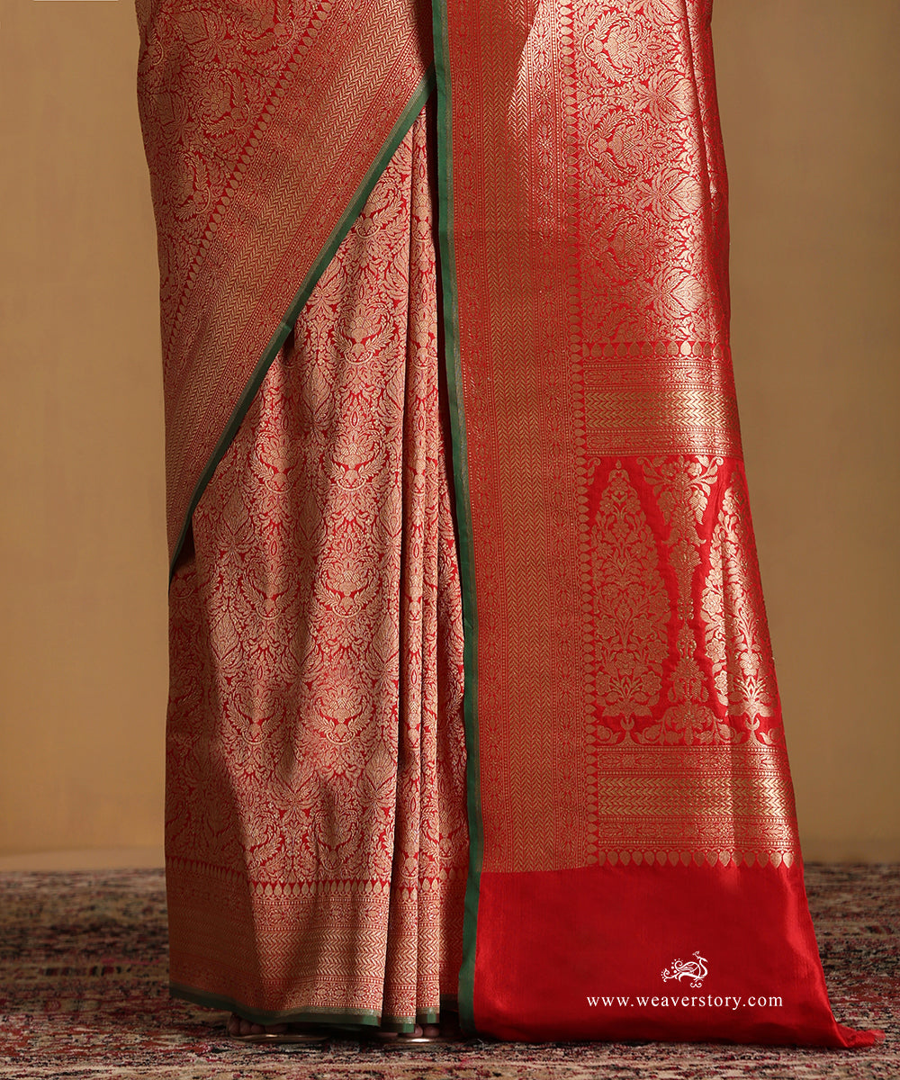 Handloom_Red_Pure_Katan_Silk_Gold_Zari_Floral_Kimkhab_Banarasi_Saree_With_Green_Selvedge_WeaverStory_04