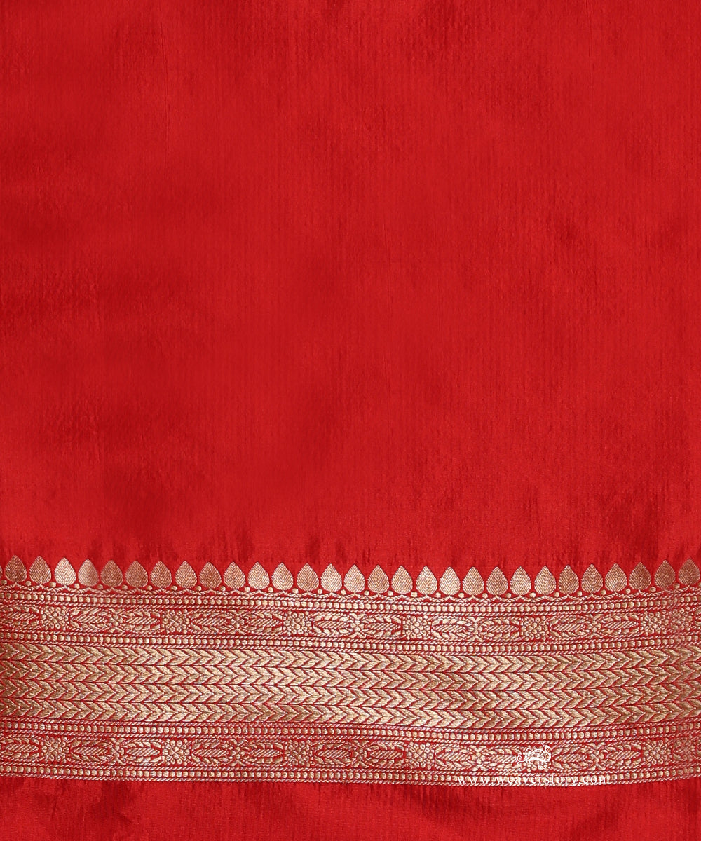 Handloom_Red_Pure_Katan_Silk_Gold_Zari_Floral_Kimkhab_Banarasi_Saree_With_Green_Selvedge_WeaverStory_05