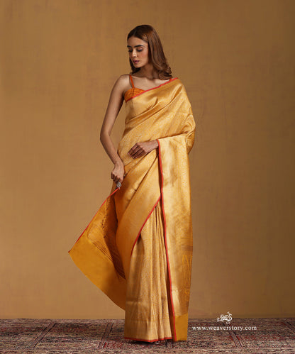 Handloom_Mustard_Pure_Katan_Silk_Gold_Zari_Floral_Kimkhab_Banarasi_Saree_With_Red_Selvedge_WeaverStory_01