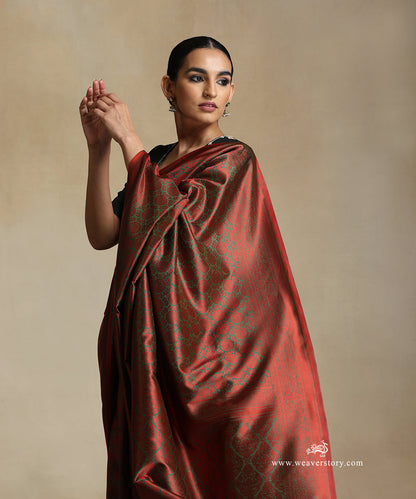 Handloom_Green_Pure_Katan_Silk_Tanchoi_Banarasi_Saree_With_Maroon_Flowers_Motifs_WeaverStory_01