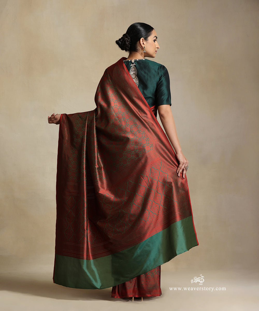 Handloom_Green_Pure_Katan_Silk_Tanchoi_Banarasi_Saree_With_Maroon_Flowers_Motifs_WeaverStory_03