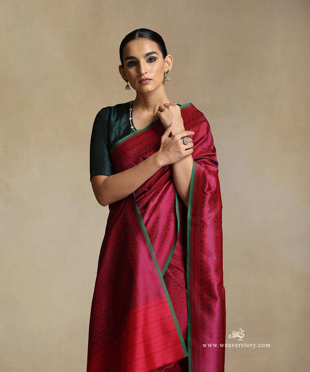 Handloom_Magenta_Pure_Katan_Silk_Tanchoi_Banarasi_Saree_With_Navy_Blue_Small_Flowers_Motifs_And_Green_Selvedge_WeaverStory_01