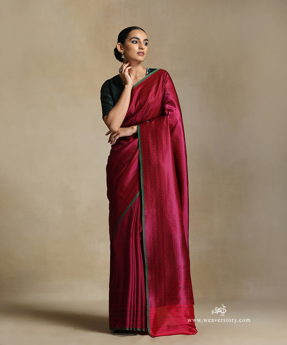 Handloom_Magenta_Pure_Katan_Silk_Tanchoi_Banarasi_Saree_With_Navy_Blue_Small_Flowers_Motifs_And_Green_Selvedge_WeaverStory_02