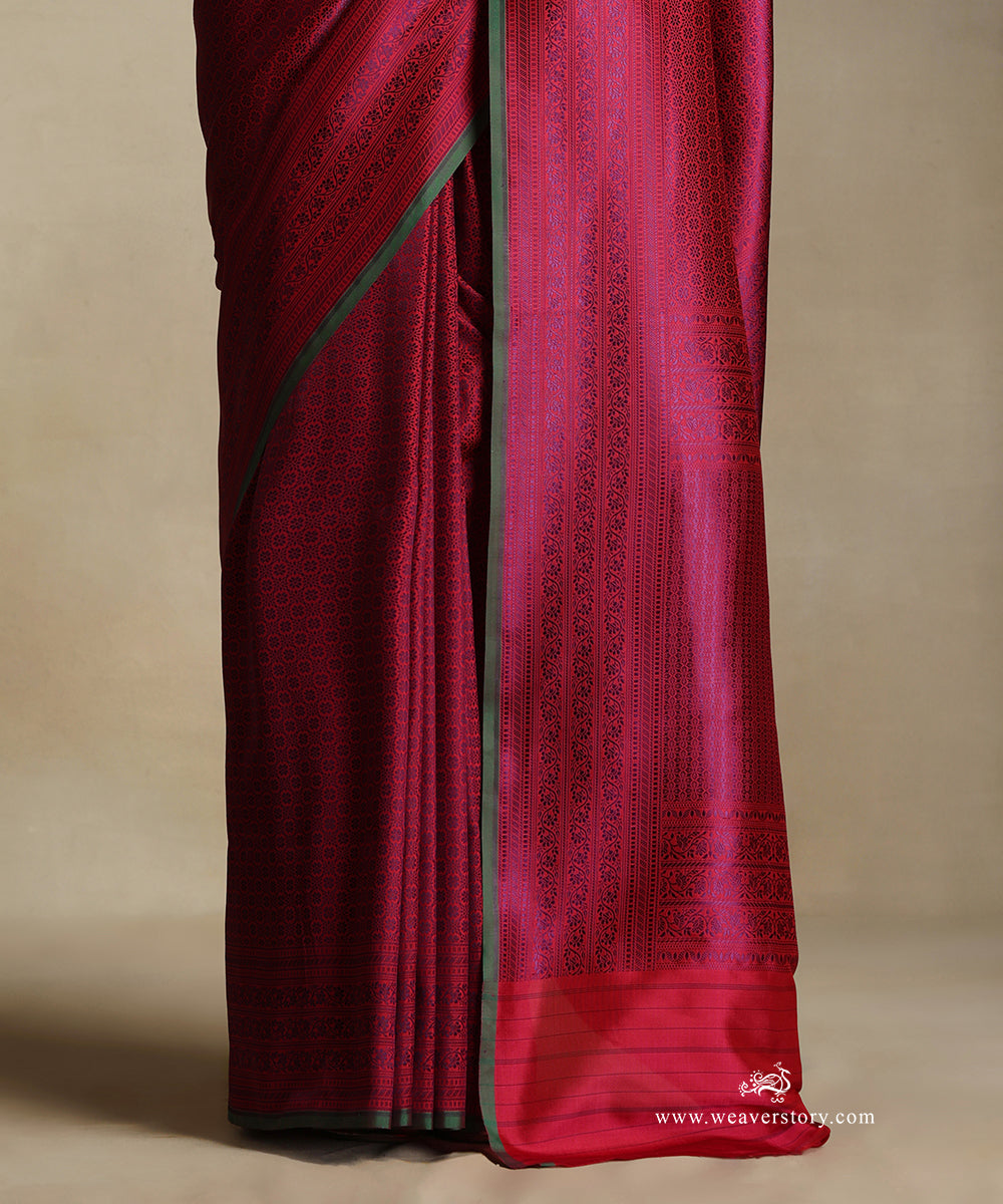 Handloom_Magenta_Pure_Katan_Silk_Tanchoi_Banarasi_Saree_With_Navy_Blue_Small_Flowers_Motifs_And_Green_Selvedge_WeaverStory_04