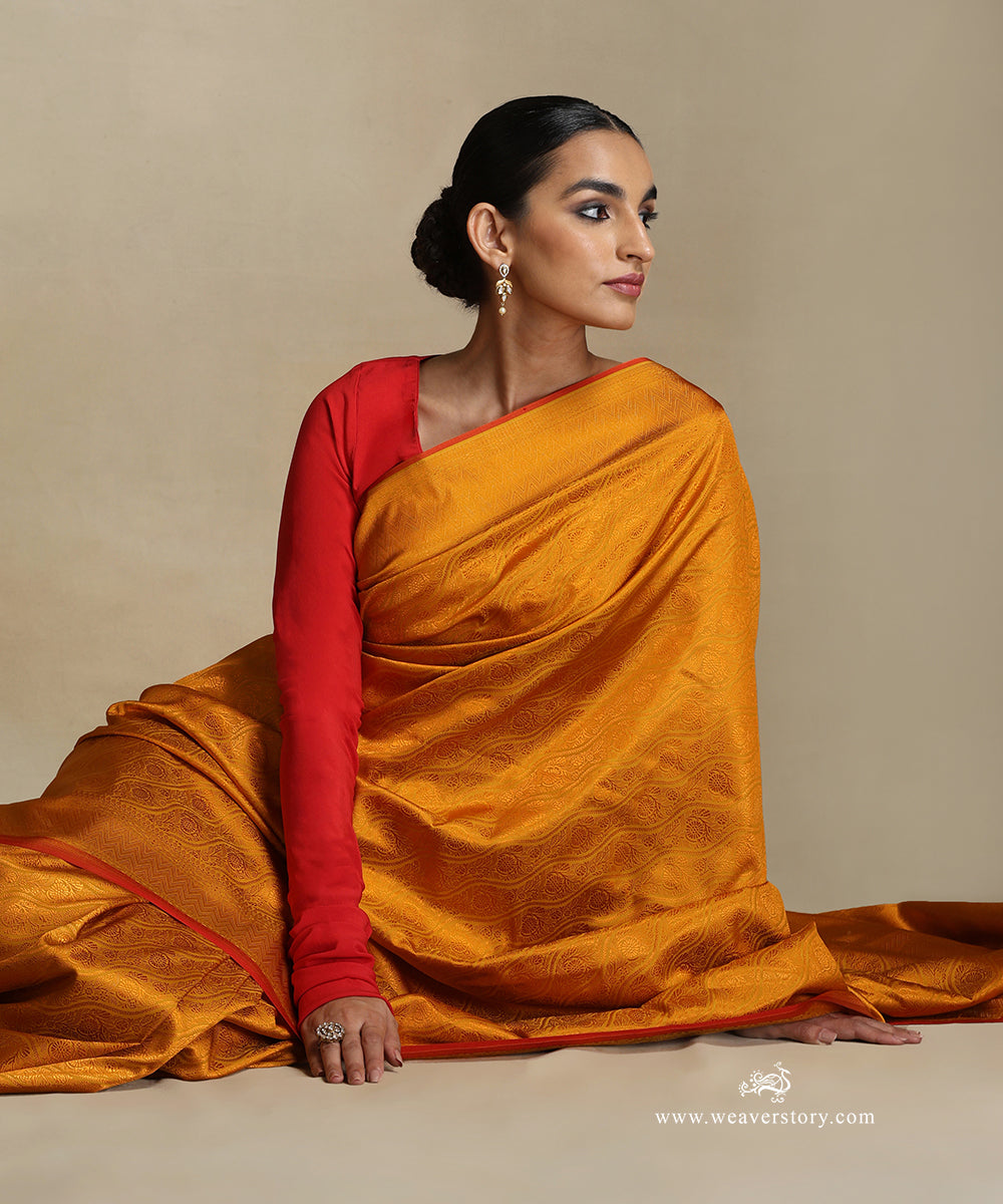 Mustard_Handloom_Pure_Katan_Silk_Tanchoi_Banarasi_Saree_With_Arai_Flowers_Jaal_And_Red_Selvedge_WeaverStory_01