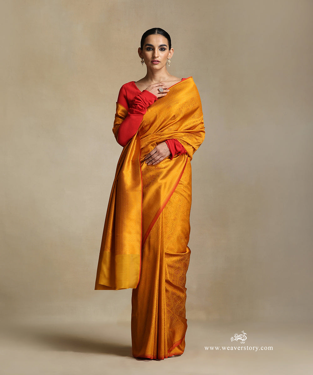 Mustard_Handloom_Pure_Katan_Silk_Tanchoi_Banarasi_Saree_With_Arai_Flowers_Jaal_And_Red_Selvedge_WeaverStory_02