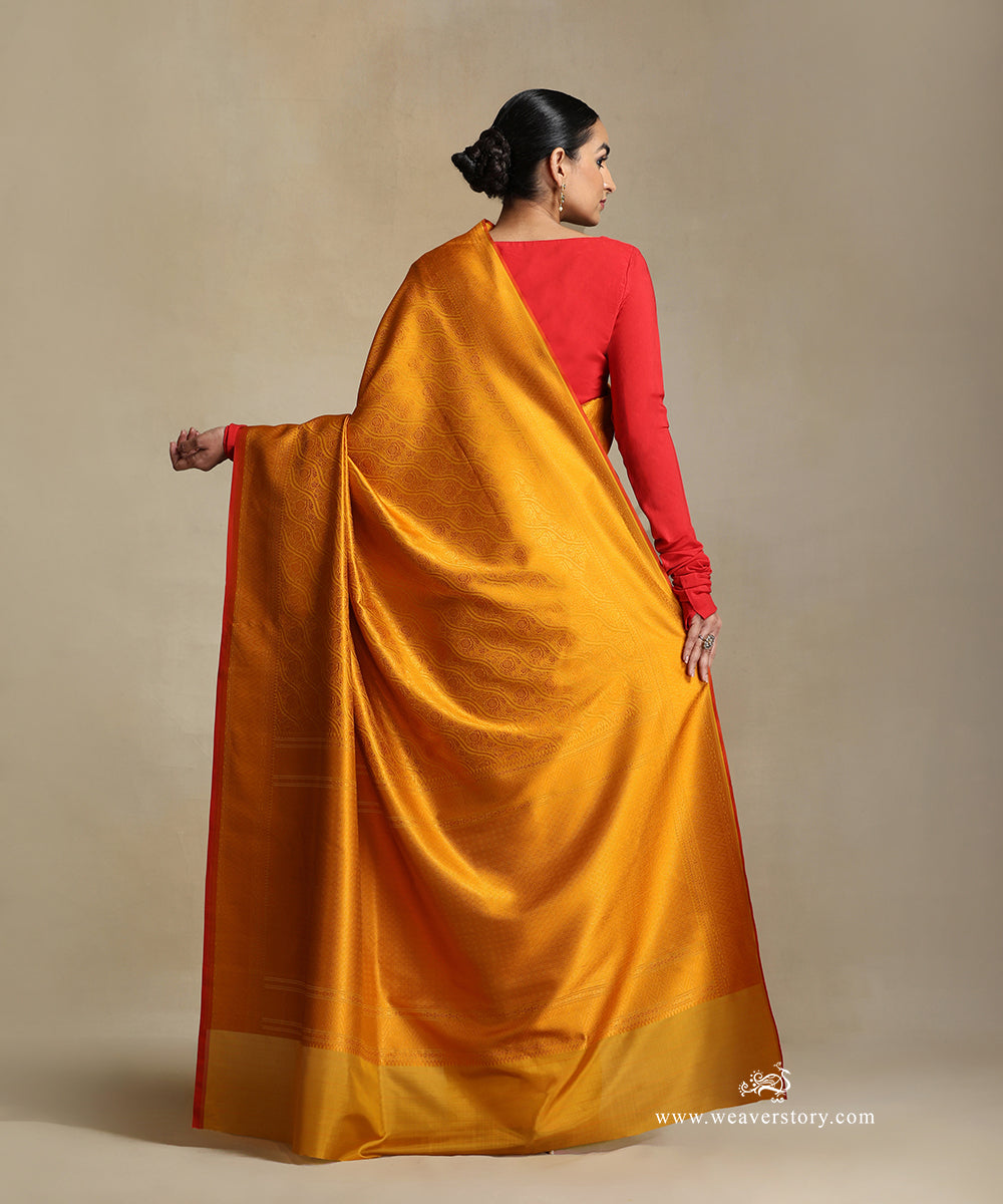 Mustard_Handloom_Pure_Katan_Silk_Tanchoi_Banarasi_Saree_With_Arai_Flowers_Jaal_And_Red_Selvedge_WeaverStory_03