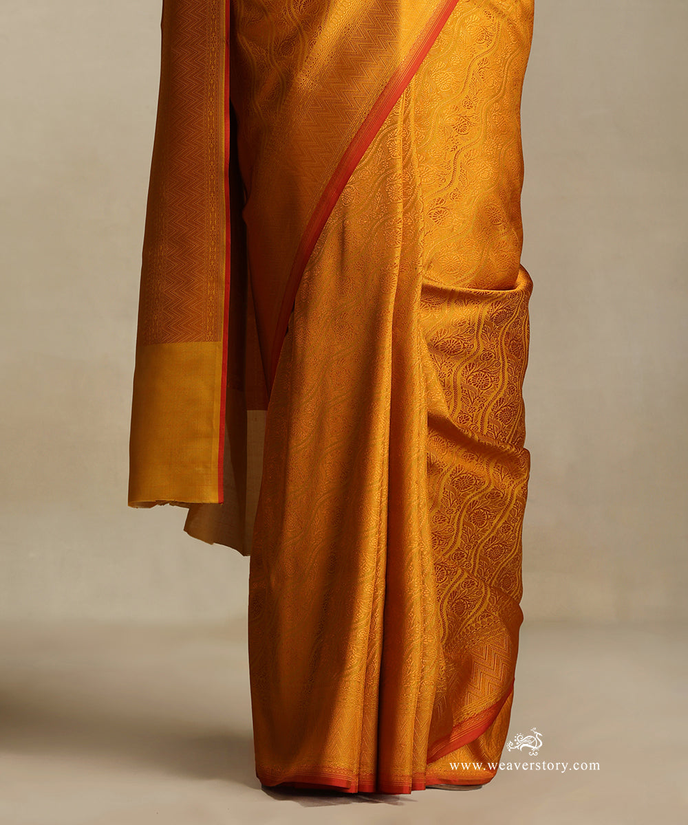 Mustard_Handloom_Pure_Katan_Silk_Tanchoi_Banarasi_Saree_With_Arai_Flowers_Jaal_And_Red_Selvedge_WeaverStory_04