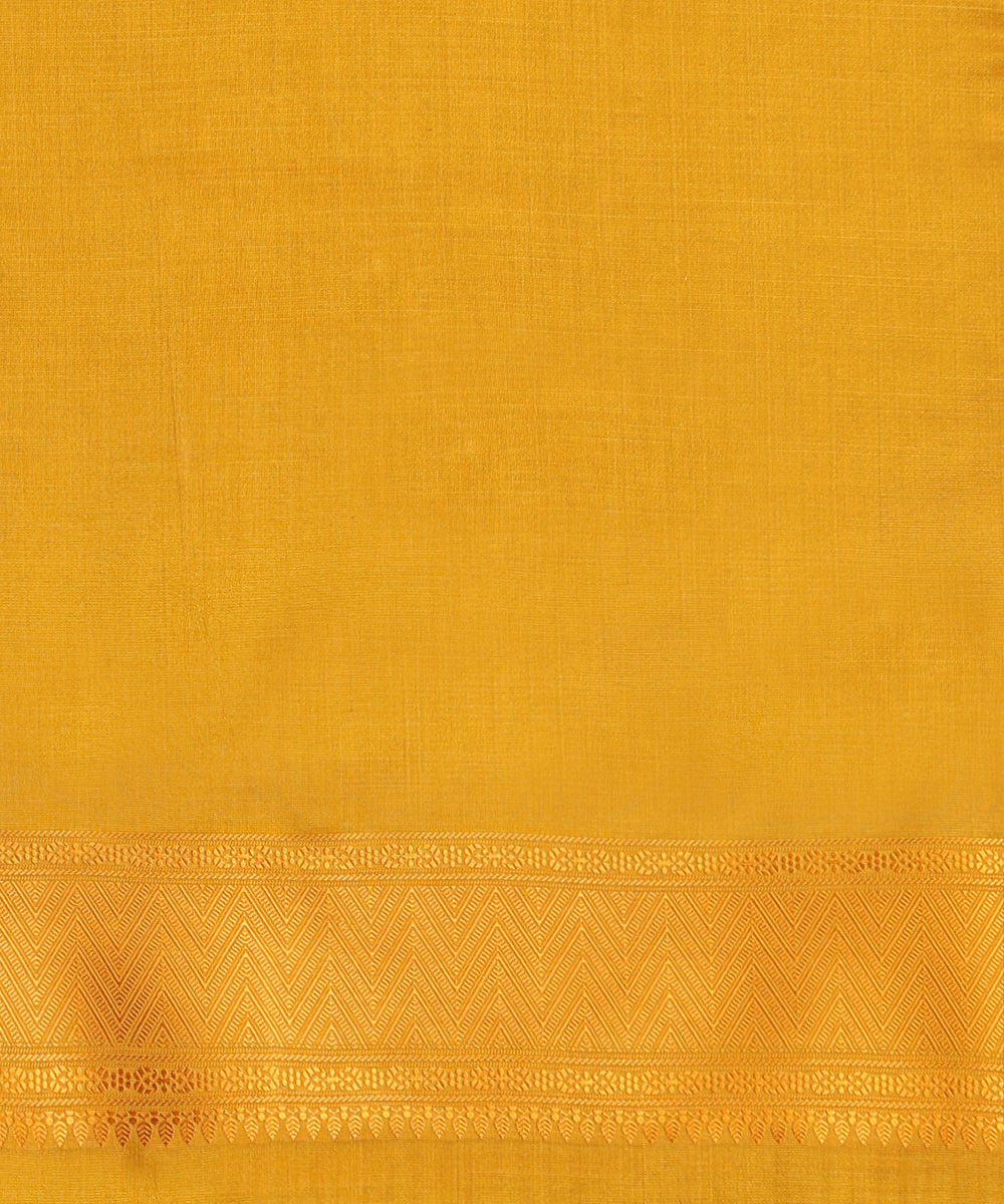 Mustard_Handloom_Pure_Katan_Silk_Tanchoi_Banarasi_Saree_With_Arai_Flowers_Jaal_And_Red_Selvedge_WeaverStory_05