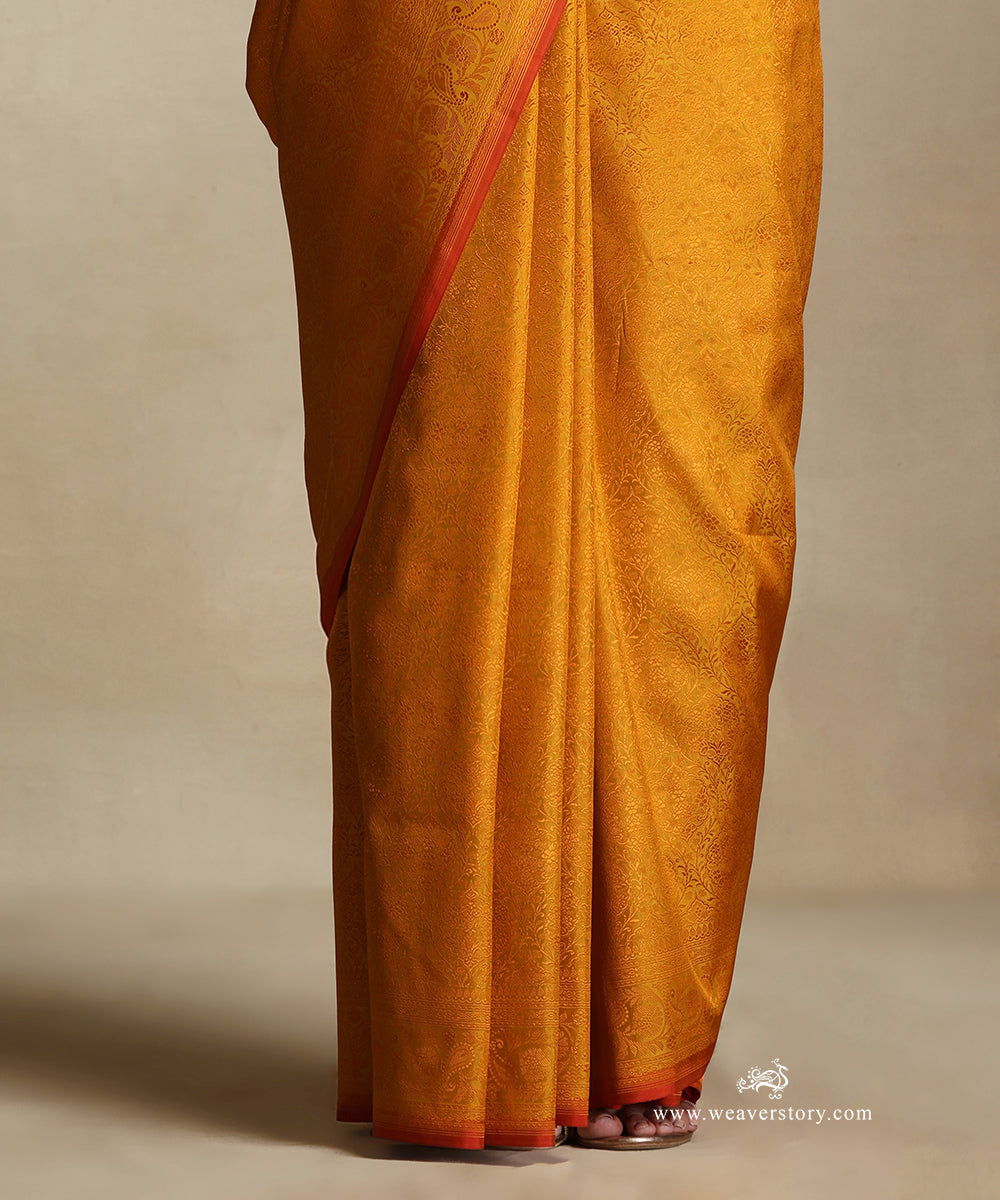 Handloom_Mustard_Pure_Katan_Silk_Tanchoi_Banarasi_Saree_With_Ambi_Border_And_Red_Selvedge_WeaverStory_04