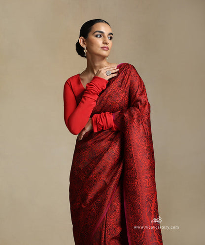 Red_Handloom_Pure_Katan_Silk_Tanchoi_Banarasi_Saree_With_Flower_Border_And_Magenta_Selvedge_WeaverStory_01