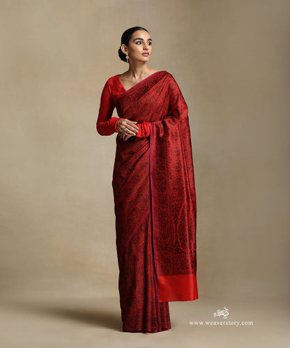 Red_Handloom_Pure_Katan_Silk_Tanchoi_Banarasi_Saree_With_Flower_Border_And_Magenta_Selvedge_WeaverStory_02