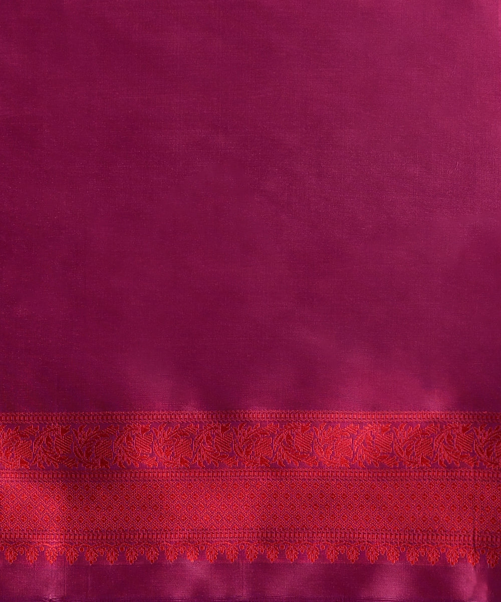 Handloom_Purple_Pure_Katan_Silk_Tanchoi_Banarasi_Saree_With_Red_Flower_Jaal_And_Zigzag_Border_WeaverStory_05