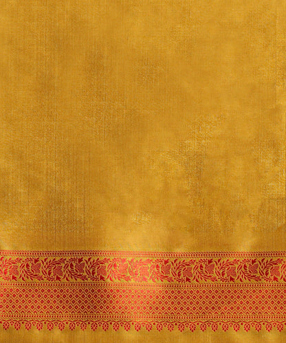 Handloom_Mustard_Pure_Katan_Silk_Tanchoi_Banarasi_Saree_With_Red_Flower_Jaal_And_Zigzag_Border_WeaverStory_05