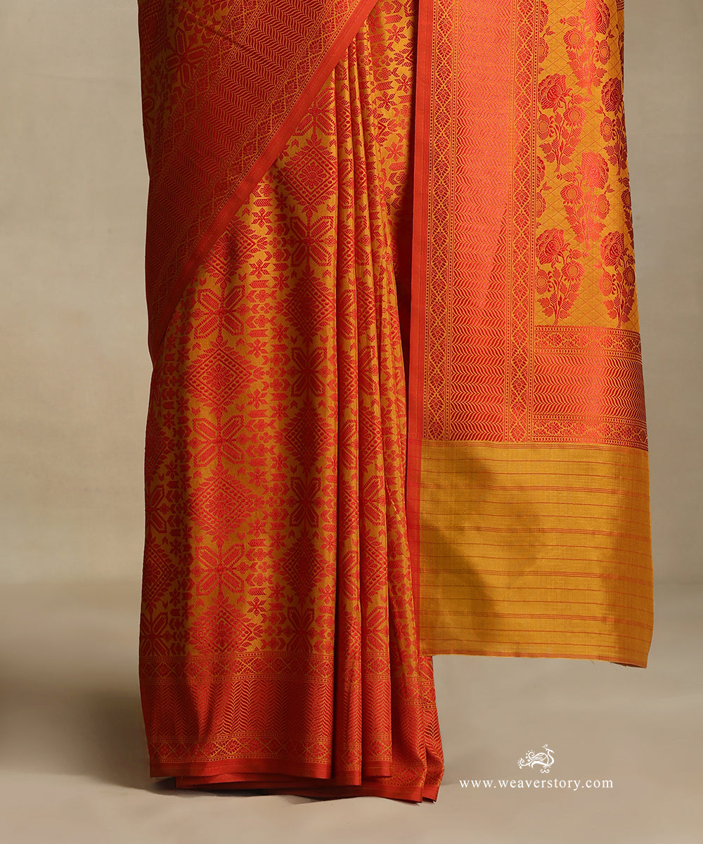 Handloom_Mustard_Pure_Katan_Silk_Tanchoi_Banarasi_Saree_With_Red_Rangoli_Jaal_And_Red_Selvedge_WeaverStory_04