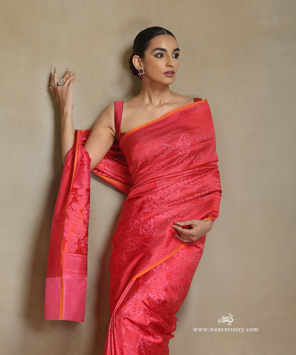 Baby_Pink_Handloom_Pure_Katan_Silk_Tanchoi_Banarasi_Saree_With_Red_Rangoli_Jaal_And_Orange_Selvedge_WeaverStory_01