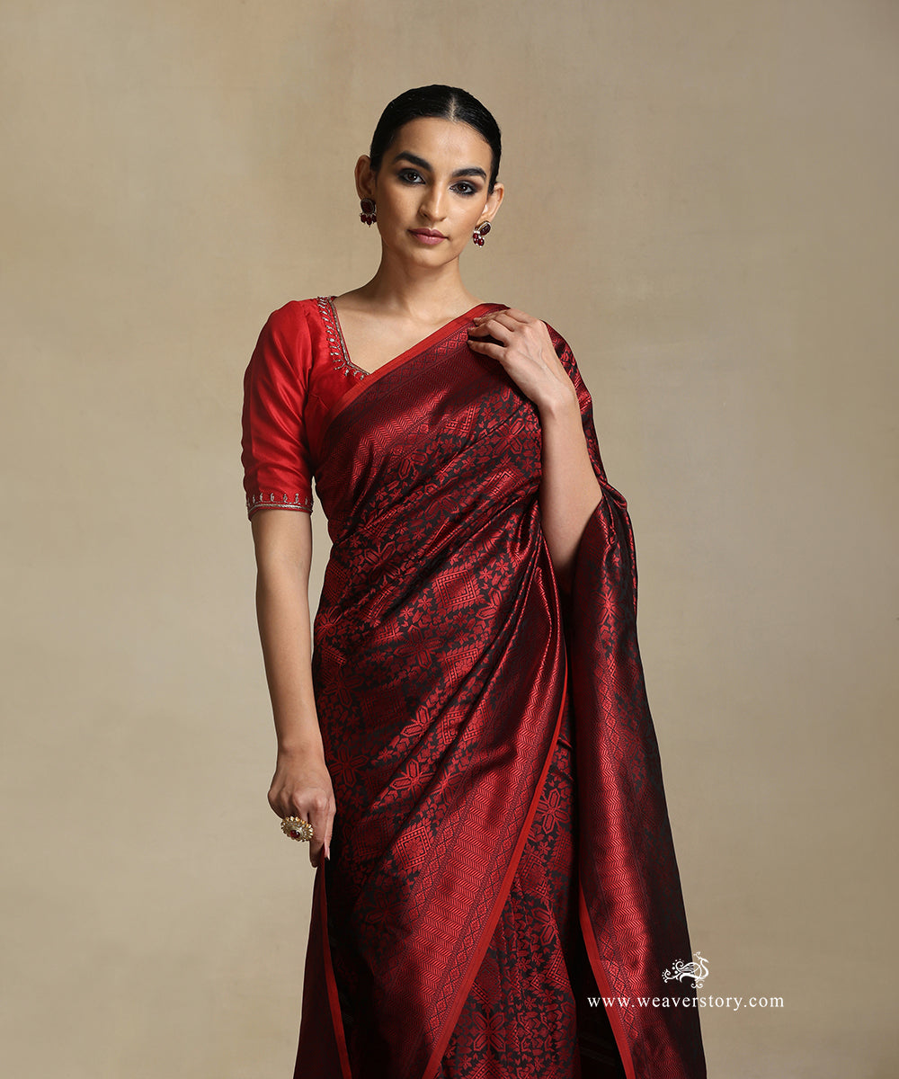 Handloom_Black_Pure_Katan_Silk_Tanchoi_Banarasi_Saree_With_Red_Rangoli_Jaal_And_Red_Selvedge_WeaverStory_01