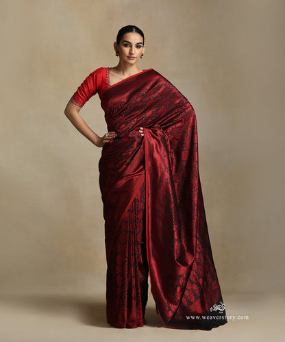 Handloom_Black_Pure_Katan_Silk_Tanchoi_Banarasi_Saree_With_Red_Rangoli_Jaal_And_Red_Selvedge_WeaverStory_02