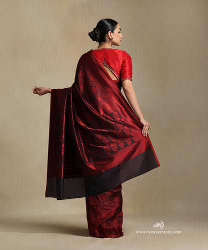 Handloom_Black_Pure_Katan_Silk_Tanchoi_Banarasi_Saree_With_Red_Rangoli_Jaal_And_Red_Selvedge_WeaverStory_03