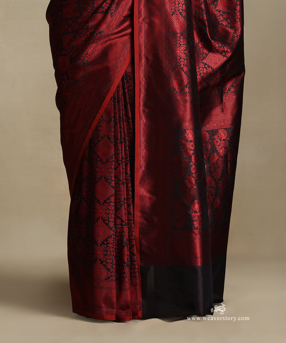 Handloom_Black_Pure_Katan_Silk_Tanchoi_Banarasi_Saree_With_Red_Rangoli_Jaal_And_Red_Selvedge_WeaverStory_04