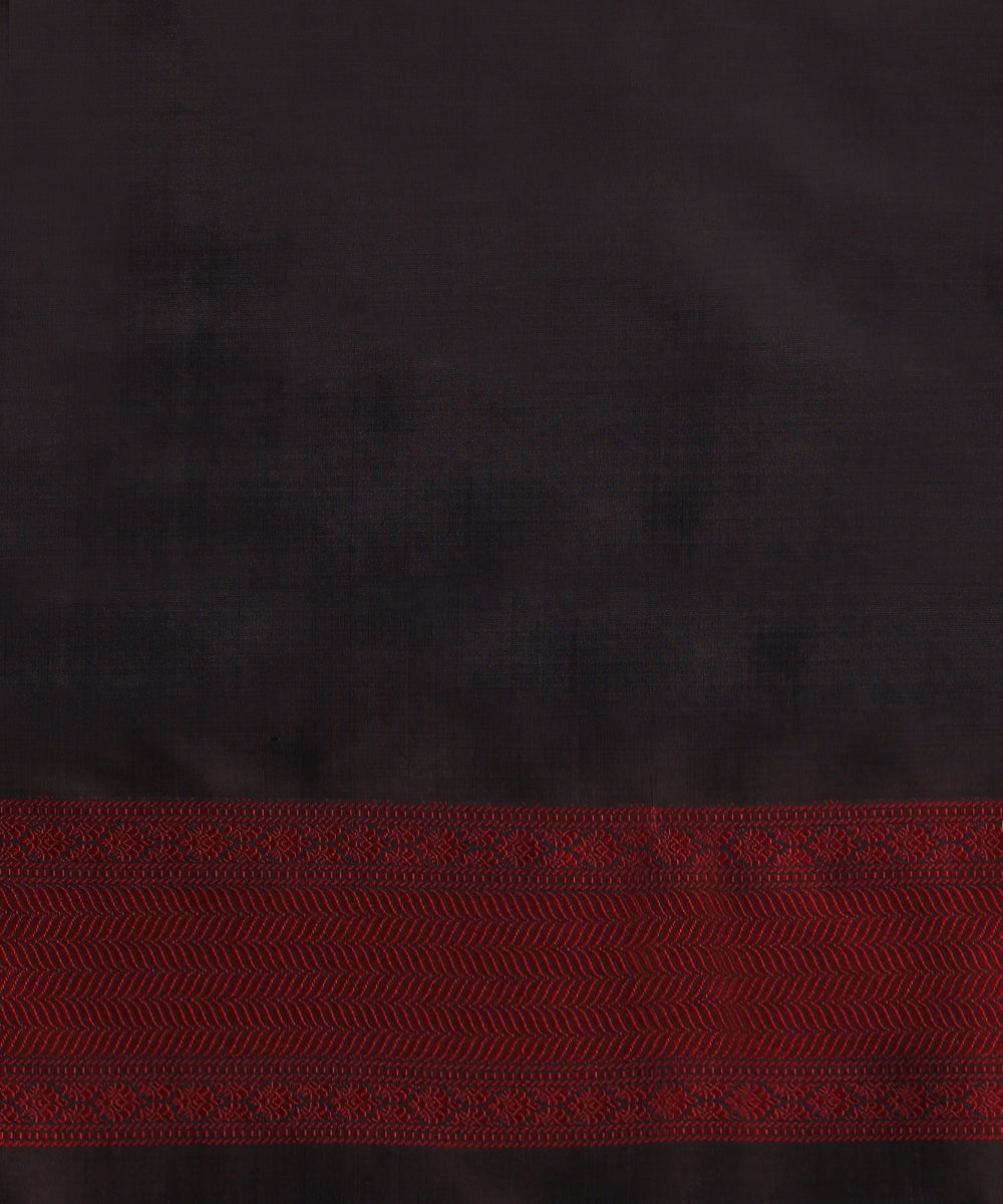 Handloom_Black_Pure_Katan_Silk_Tanchoi_Banarasi_Saree_With_Red_Rangoli_Jaal_And_Red_Selvedge_WeaverStory_05