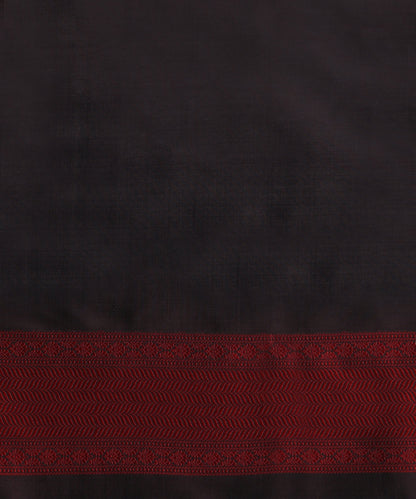 Handloom_Black_Pure_Katan_Silk_Tanchoi_Banarasi_Saree_With_Red_Rangoli_Jaal_And_Red_Selvedge_WeaverStory_05