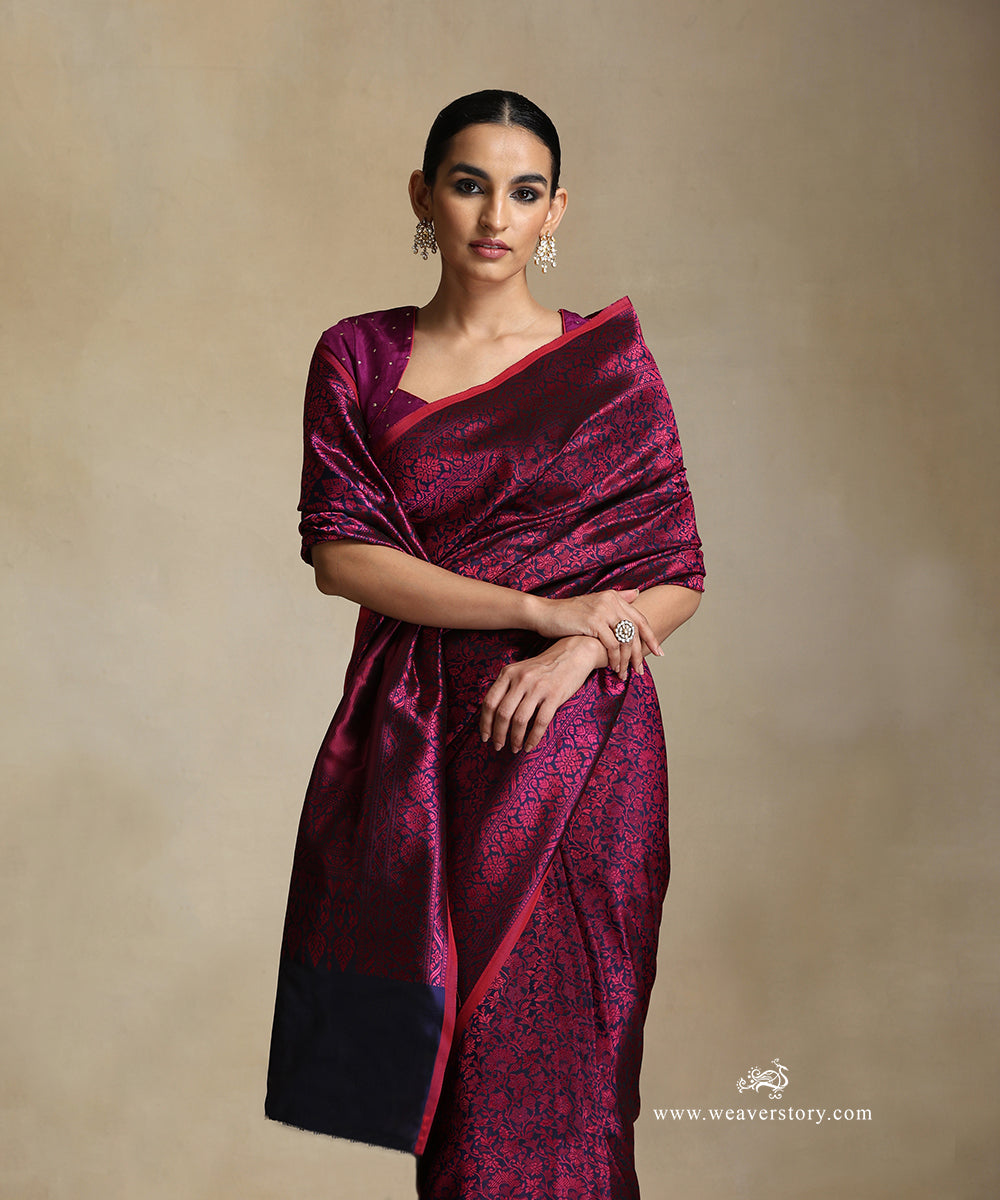 Handloom_Navy_Pure_Katan_Silk_Tanchoi_Banarasi_Saree_With_Magenta_Flower_Jaal_WeaverStory_01