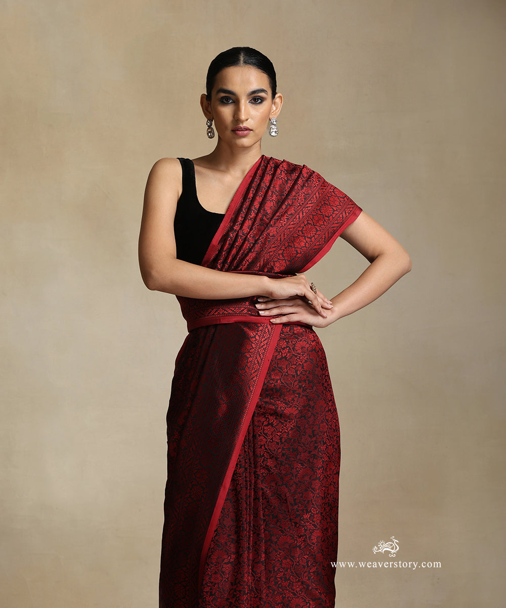 Black_Handloom_Pure_Katan_Silk_Tanchoi_Banarasi_Saree_With_Black_Flower_Jaal_WeaverStory_01