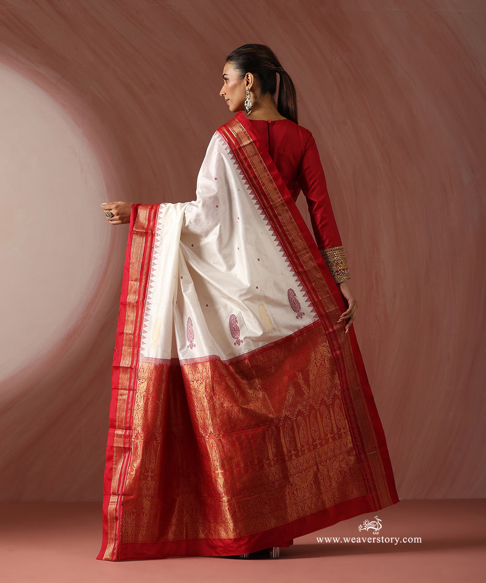 White_Handloom_Pure_Katan_Silk_Traditional_Kanjivaram_Saree_With_Maroon_Border_And_Pallu_With_Temple_Border_WeaverStory_03