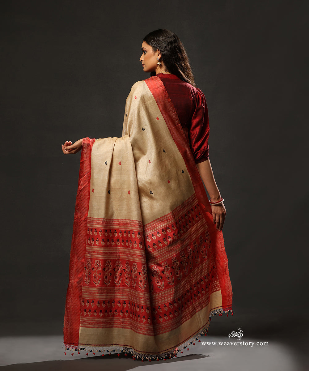 Beige_Handloom_Pure_Tussar_Silk_Jamdani_Saree_With_Red_Border_And_Pallu_WeaverStory_03
