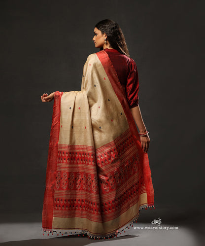 Beige_Handloom_Pure_Tussar_Silk_Jamdani_Saree_With_Red_Border_And_Pallu_WeaverStory_03