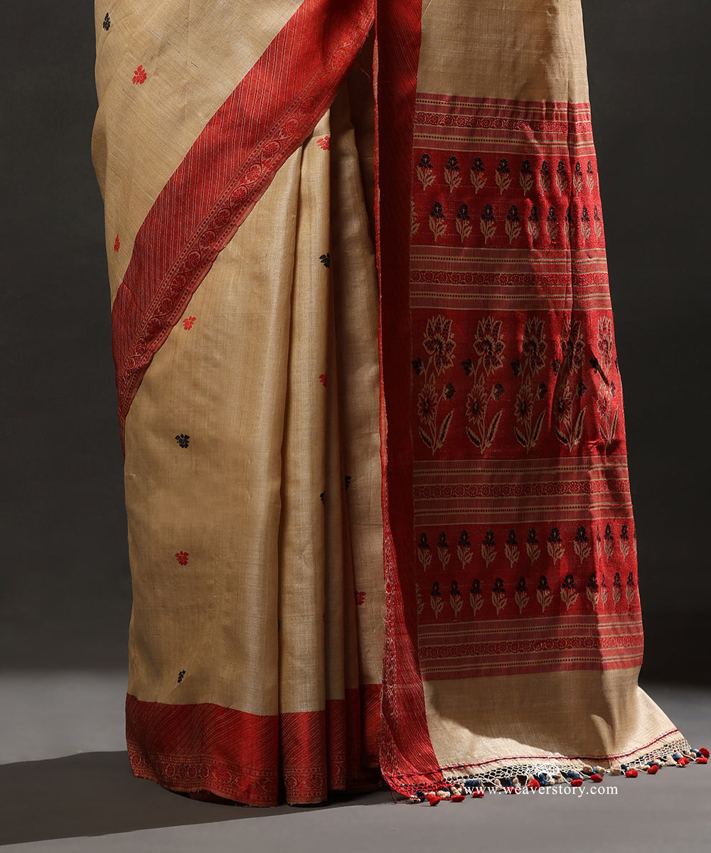 Beige_Handloom_Pure_Tussar_Silk_Jamdani_Saree_With_Red_Border_And_Pallu_WeaverStory_04
