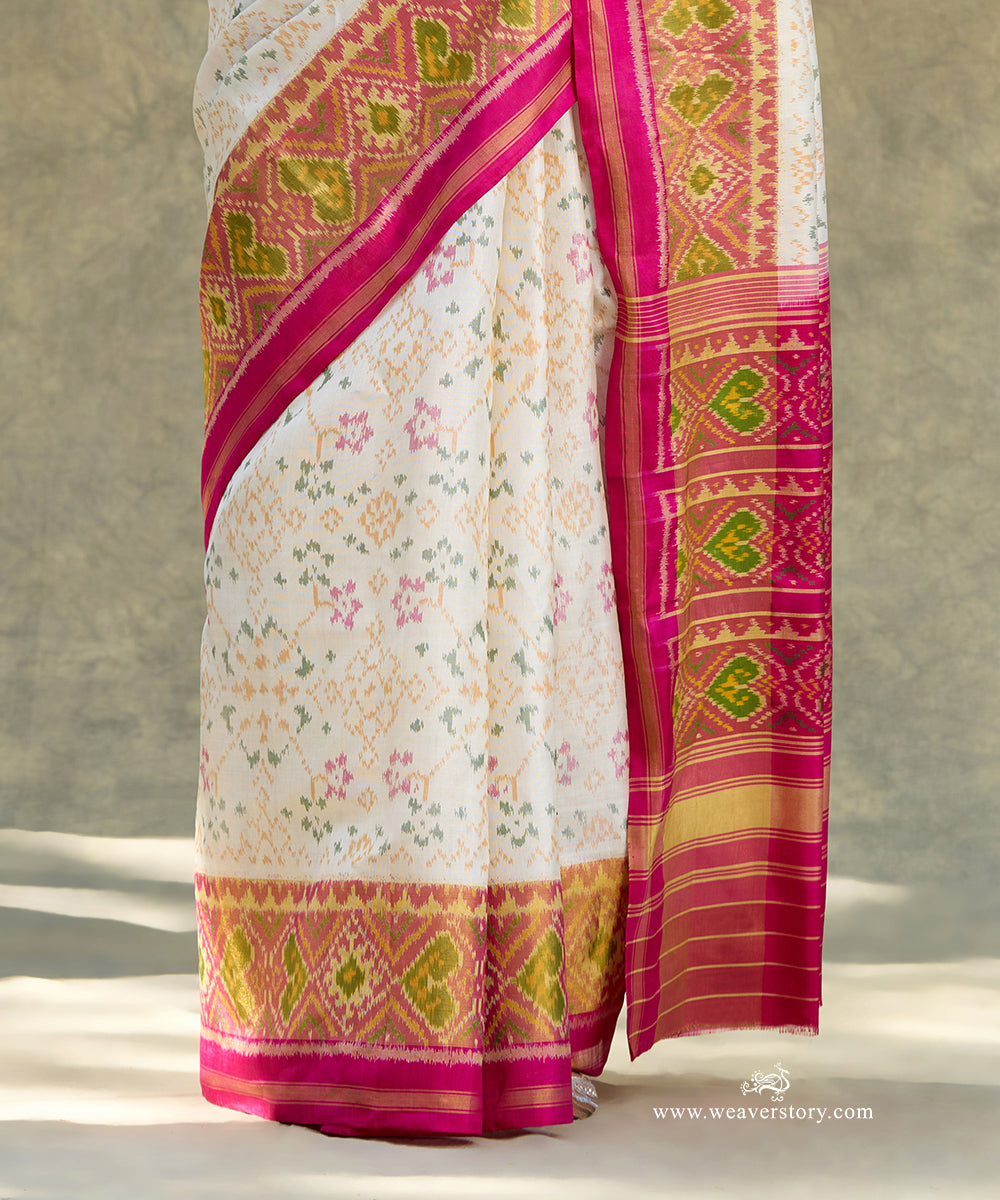 White_Handloom_Pure_Mulberry_Silk_Ikat_Patola_Saree_With_Pink_Pallu_And_Tissue_Border_WeaverStory_04