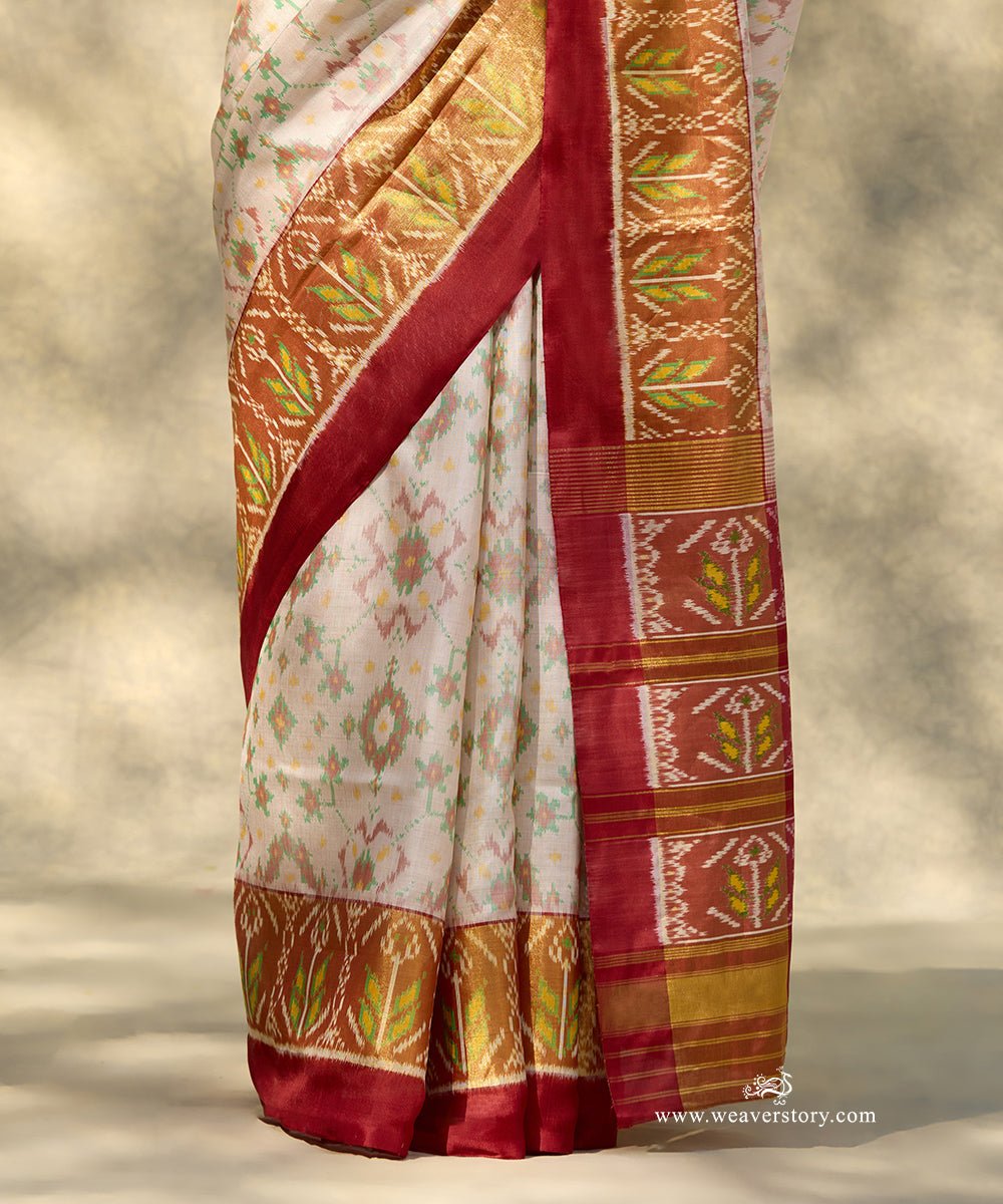 Beige_Handloom_Pure_Mulberry_Silk_Ikat_Patola_Saree_With_Red_Pallu_And_Tissue_Border_WeaverStory_04