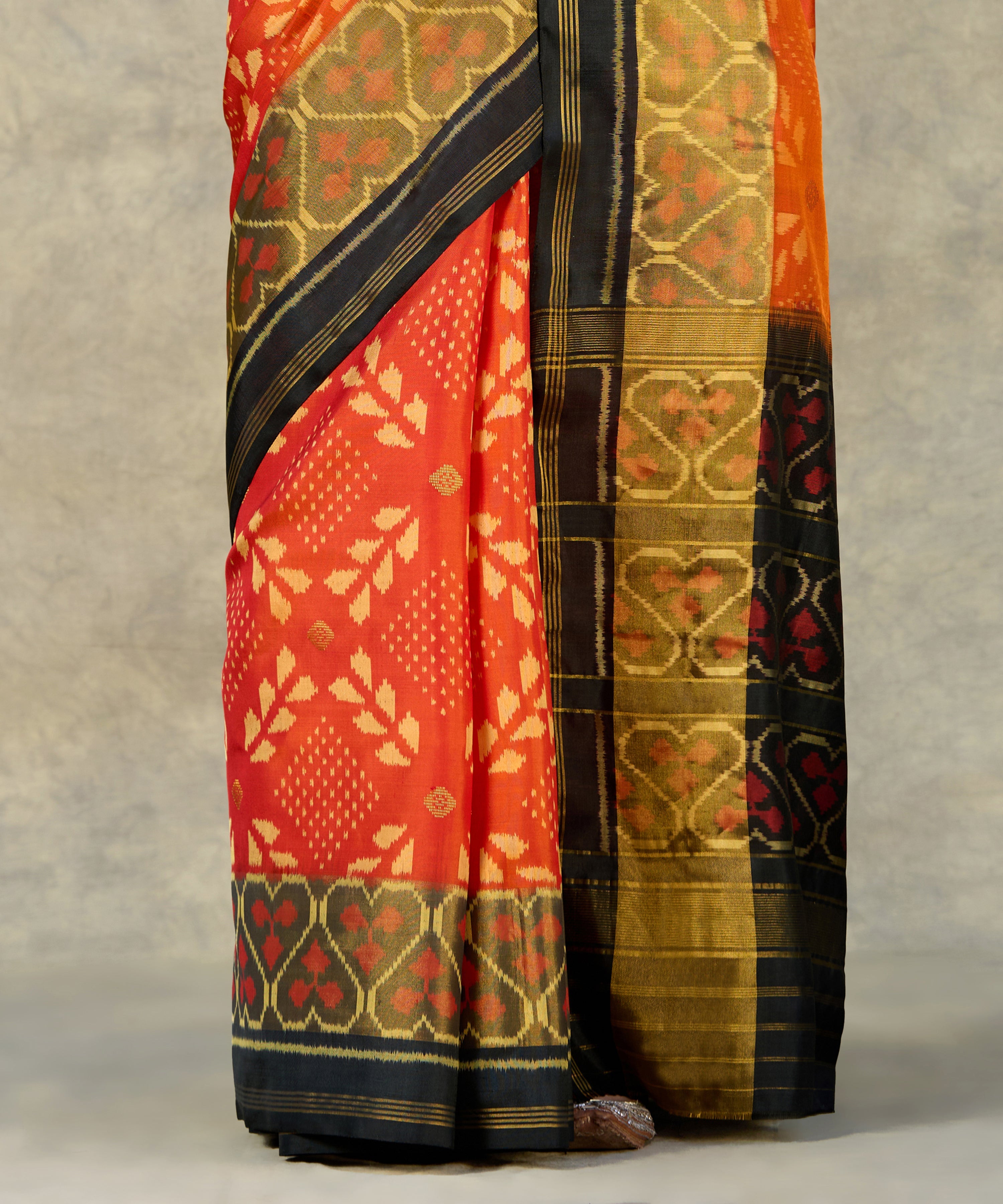 Orange_Handloom_Pure_Mulberry_Silk_Ikat_Patola_Saree_With_Black_Pallu_And_Tissue_Border_WeaverStory_04