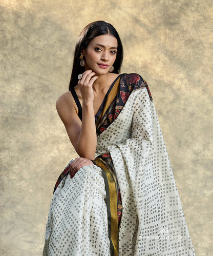 Offwhite_Handloom_Pure_Pure_Mulberry_Silk_Ikat_Patola_Saree_With_Black_Border_Pallu_WeaverStory_01