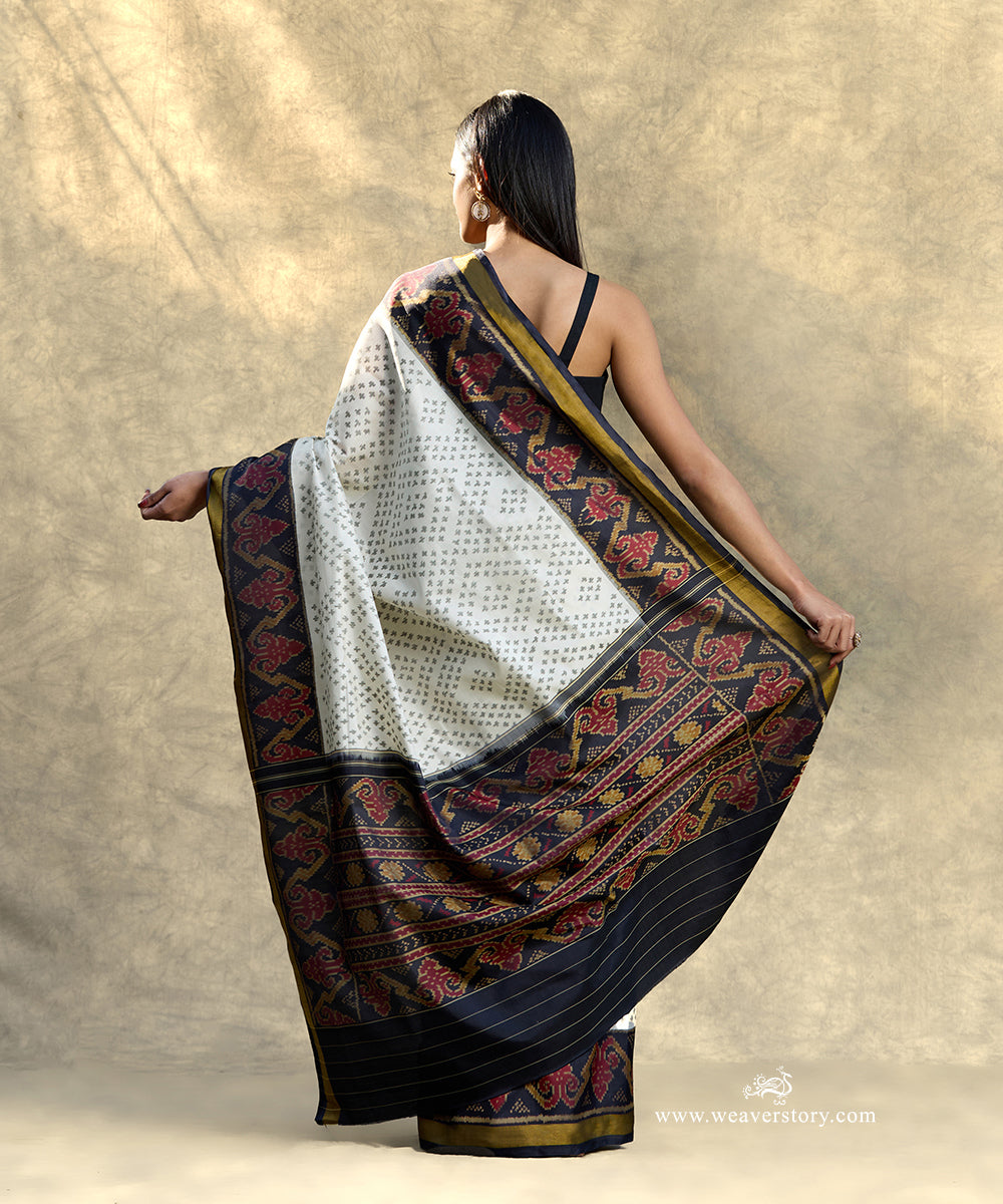 Offwhite_Handloom_Pure_Pure_Mulberry_Silk_Ikat_Patola_Saree_With_Black_Border_Pallu_WeaverStory_03